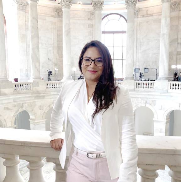 Profile Picture of Karlita Apolinario (@karlibel) on Poshmark