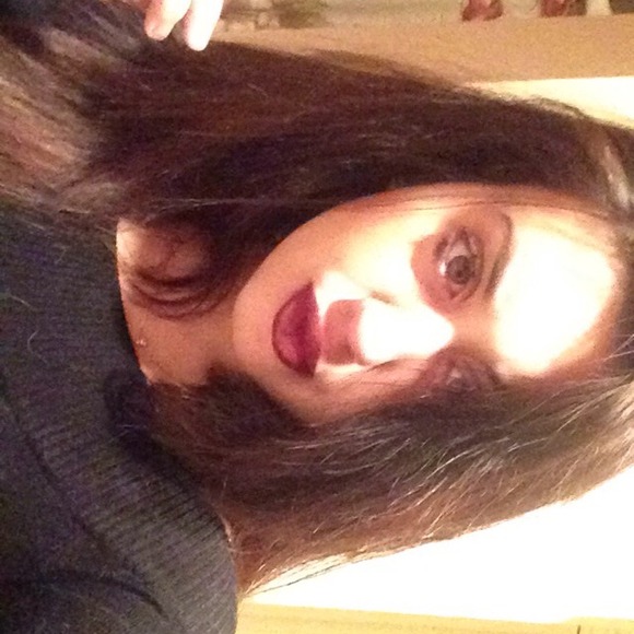 Profile Picture of Victoria Martello (@annevictoriaa) on Poshmark