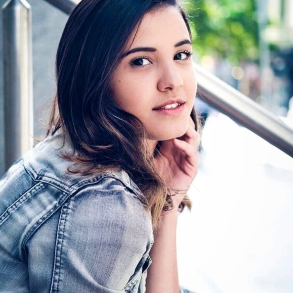 Profile Picture of Ellen Pelizari (@ellenpelizari) on Poshmark