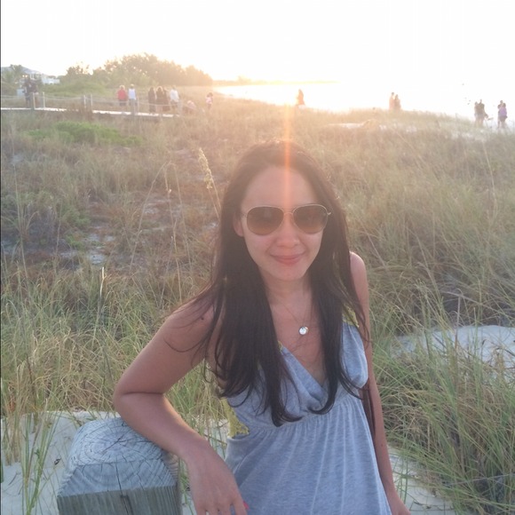 Profile Picture of Lisa Yoon (@lubyoo24) on Poshmark