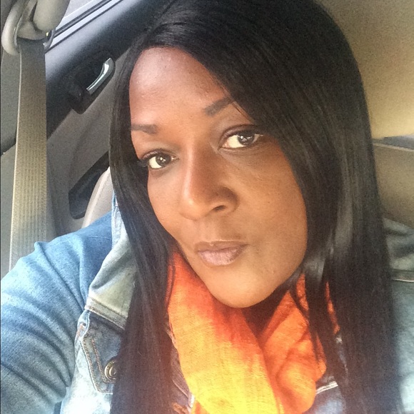 Profile Picture of Danielle Chisolm (@devette20) on Poshmark