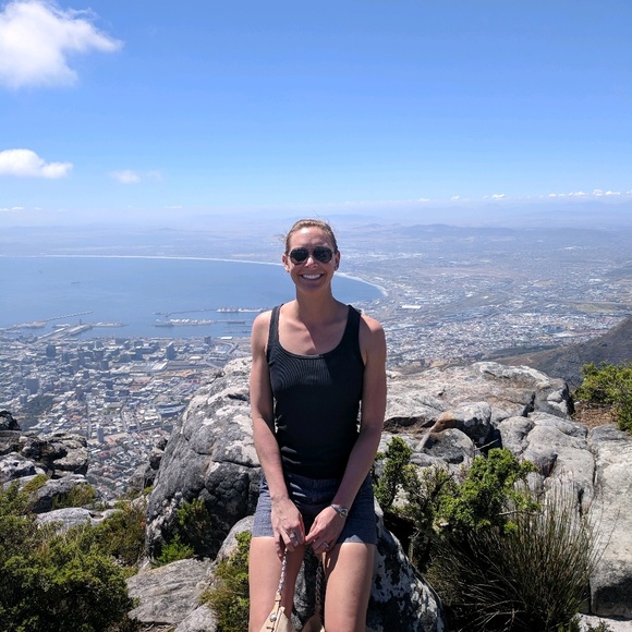 Profile Picture of Lindsey Manzuk (@lmanzuk) on Poshmark