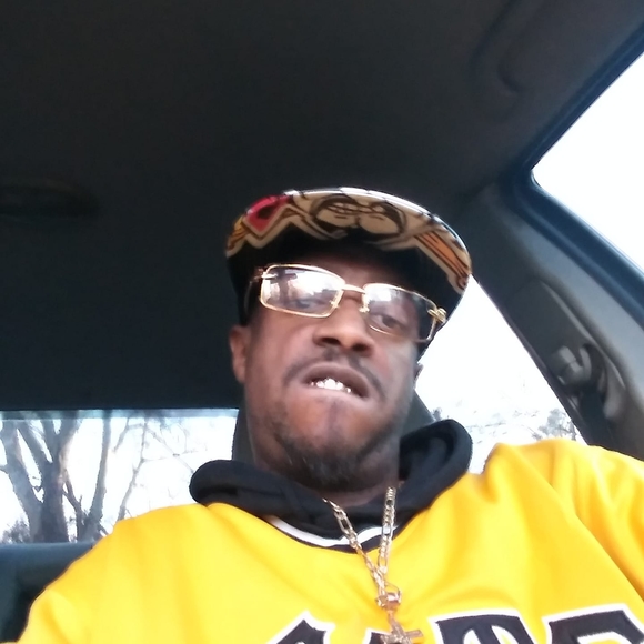 Profile Picture of Cavin To real (@cavintoreal) on Poshmark