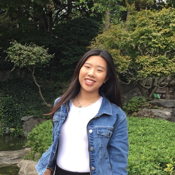 Profile Picture of Crystal Li (@crystalli13) on Poshmark