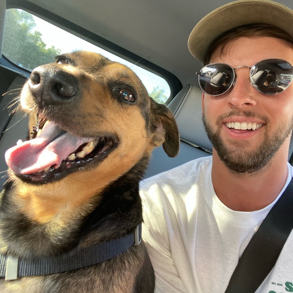 Profile Picture of Danny Oeland (@ohdaniels) on Poshmark