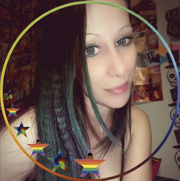 Profile Picture of Lisa Etzen (@lisaetzen) on Poshmark