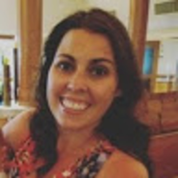Profile Picture of Elizabeth Peterson (@elizabethpet520) on Poshmark