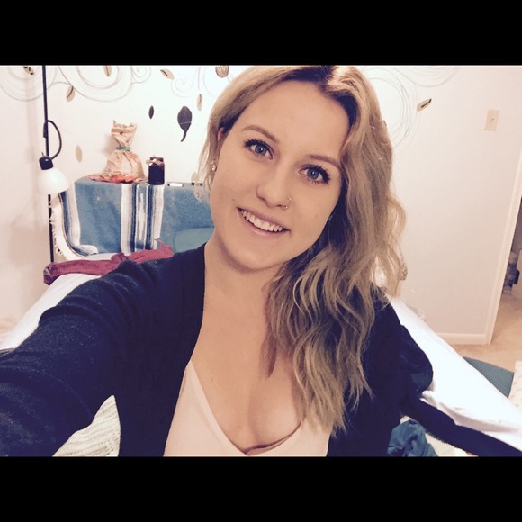 Profile Picture of Laura Waring (@lilaclaura) on Poshmark
