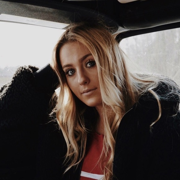 Profile Picture of Lexi Zambrzycki (@lexizam) on Poshmark