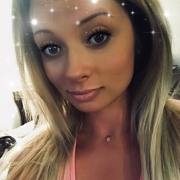 Profile Picture of Devon kay Cretcher (@blondelilsnafu) on Poshmark