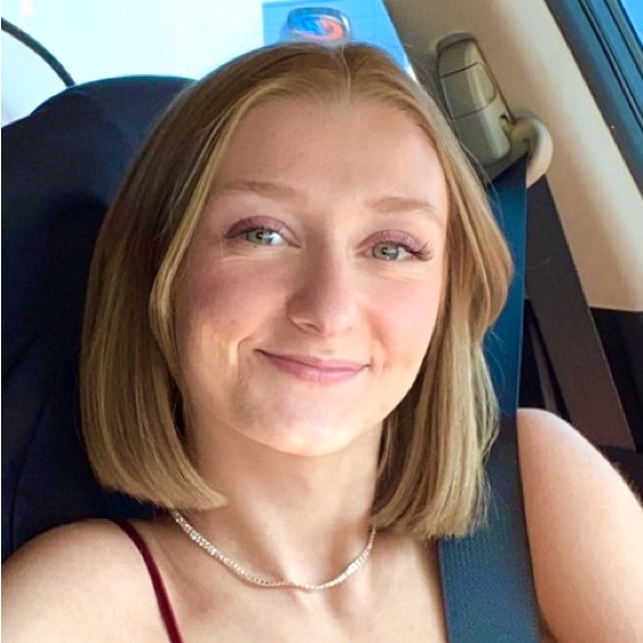 Profile Picture of Maddeline Warner (@maddelinewarner) on Poshmark