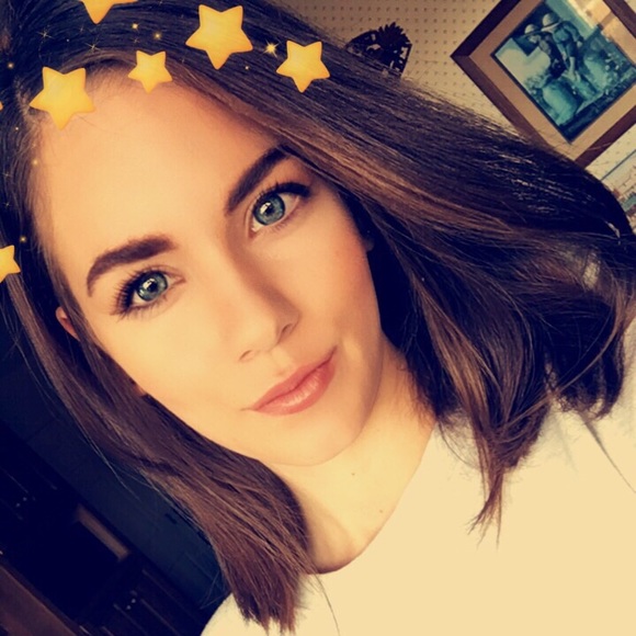 Profile Picture of Laura Yoder (@laurayoder05) on Poshmark