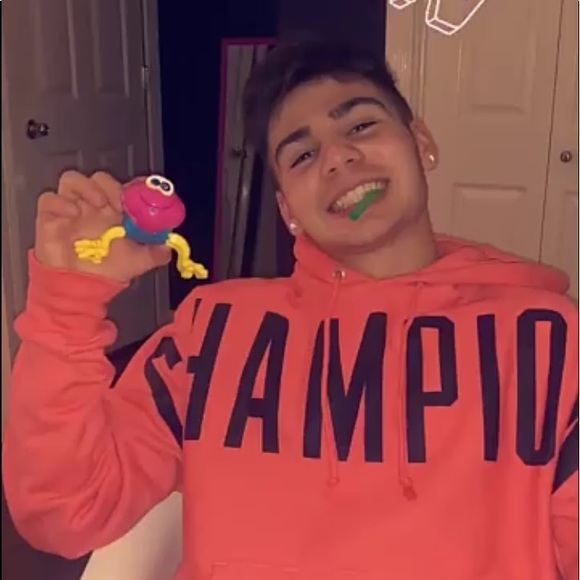 Profile Picture of Tyler Luna (@tylerluna89) on Poshmark