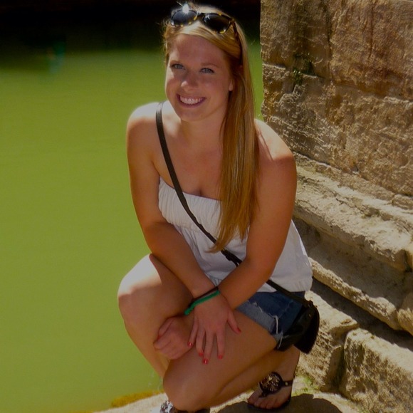 Profile Picture of Kylee Hefty (@kyleeann12) on Poshmark