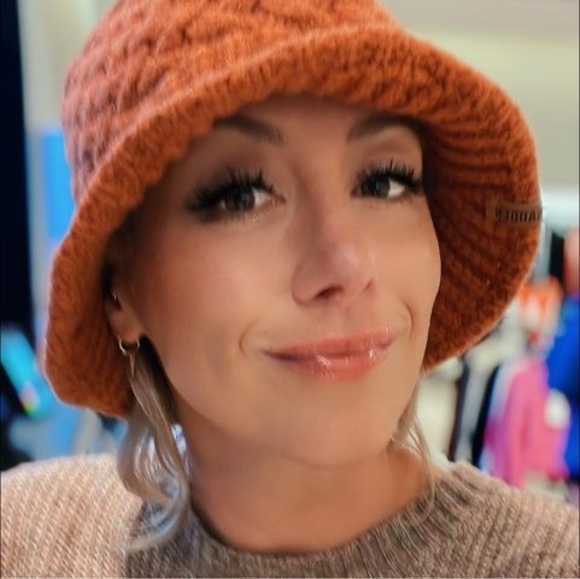 Profile Picture of Jenny Sunter (@some_sorta_jen) on Poshmark