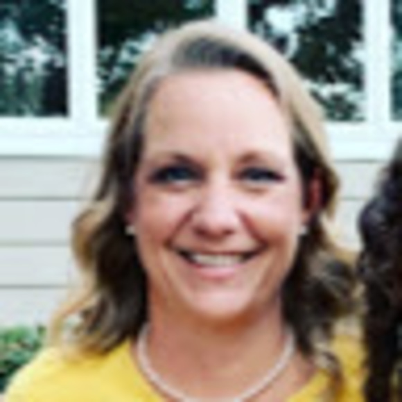 Profile Picture of Alice Warren (@alicewarren1511) on Poshmark