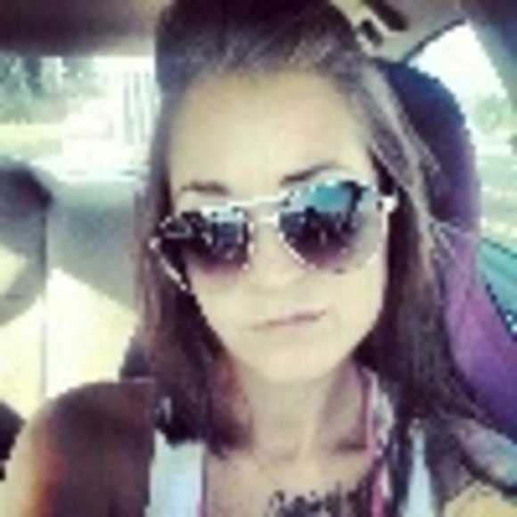 Profile Picture of Monique Birkhimer (@deucet) on Poshmark