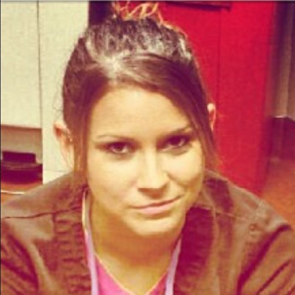 Profile Picture of Amber Spivey (@amberleigh0628) on Poshmark