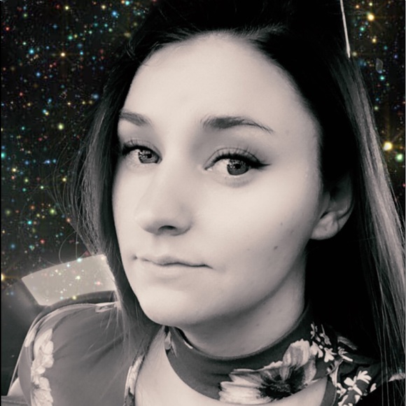 Profile Picture of Heather Cooley (@whitelion0) on Poshmark