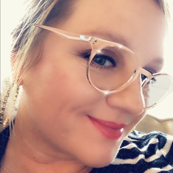 Profile Picture of Ginger Shoemaker (@glshoemaker) on Poshmark