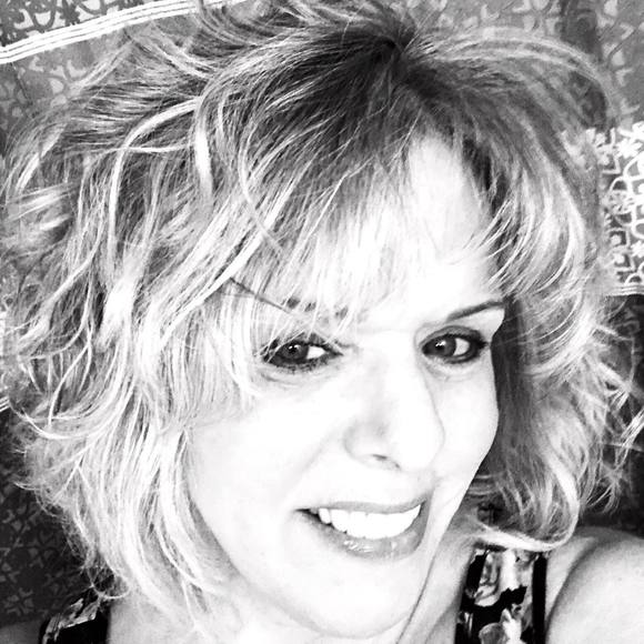 Profile Picture of Gina Connor (@ginaconnor) on Poshmark