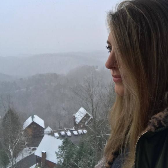 Profile Picture of Jennifer Borsh (@jenniferelise3) on Poshmark