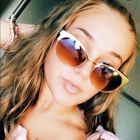 Profile Picture of Amanda Hansen (@amandahansen496) on Poshmark