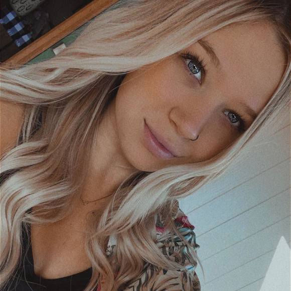 Profile Picture of Alexandra Howe (@brynn24) on Poshmark