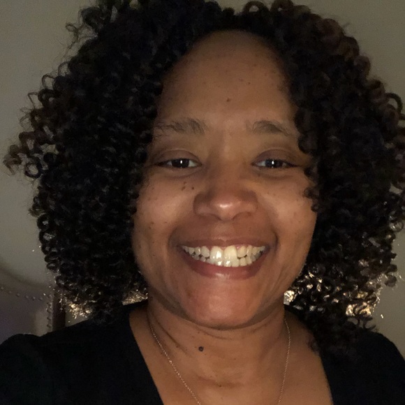 Profile Picture of Lisa Ayers (@layers53) on Poshmark