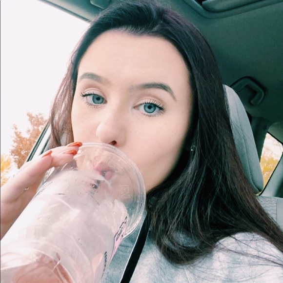 Profile Picture of Taylor Lenane (@taylor_lenane) on Poshmark