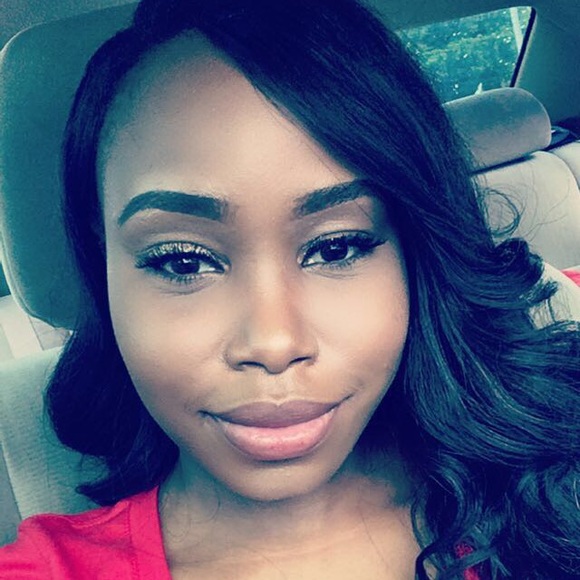 Profile Picture of Desidine Davilus (@desidine) on Poshmark