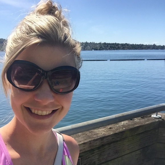 Profile Picture of Jen Farris (@jendawson29) on Poshmark