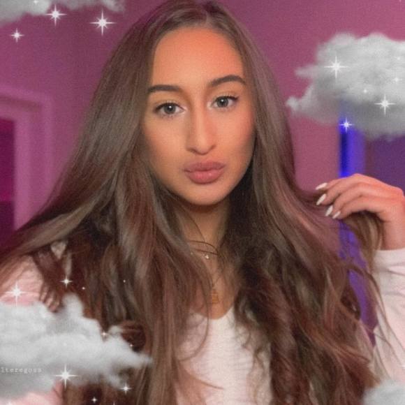 Profile Picture of Andrea Prytulak (@andreamichelee) on Poshmark