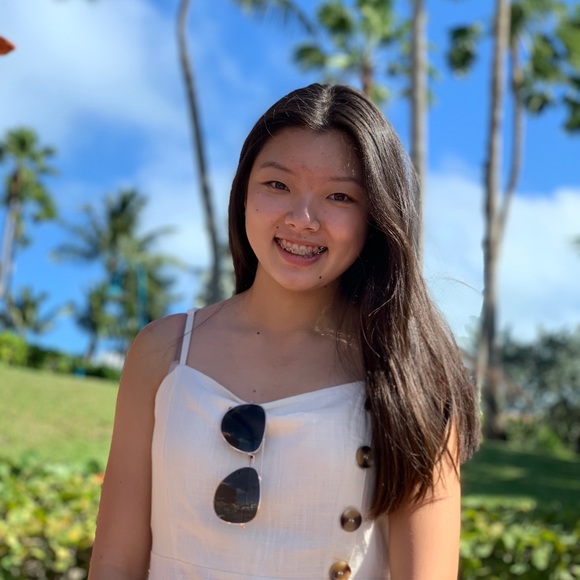 Profile Picture of Emily Zhang (@eazhang21) on Poshmark