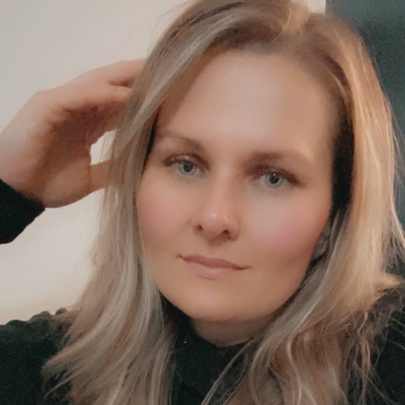 Profile Picture of Lesya Redko (@lesyaredko) on Poshmark