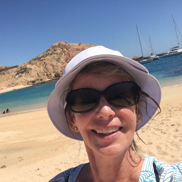Profile Picture of Christine Edlund (@shopecho) on Poshmark