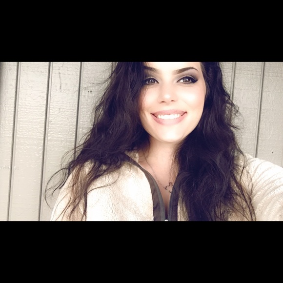 Profile Picture of Ivy Swindoll (@ivyleaa_95) on Poshmark