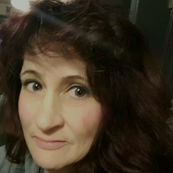 Profile Picture of Chris Lauritzen (@momsjeans) on Poshmark