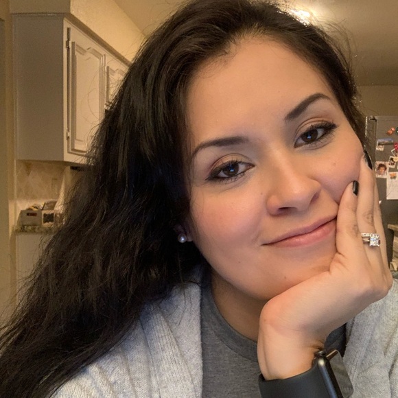 Profile Picture of Paulina Loera (@pauluna13) on Poshmark