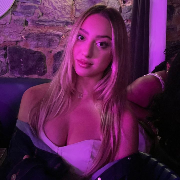 Profile Picture of 🪩🎤🎧🍸💃💄 (@arielakl) on Tiktok