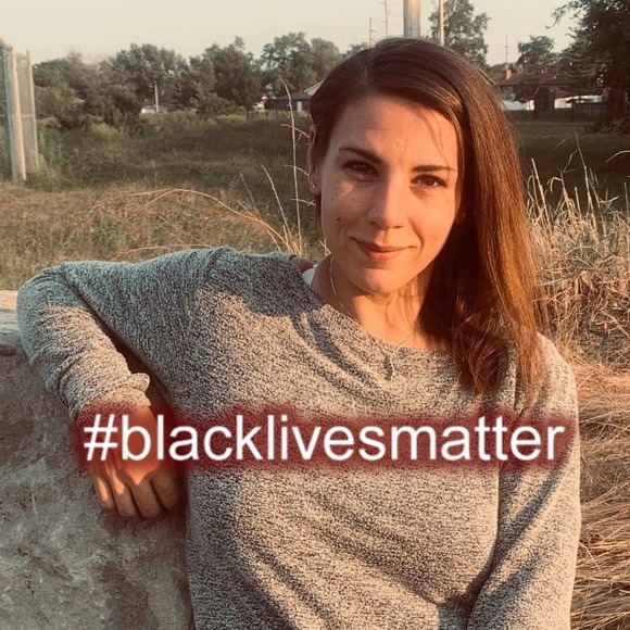 Profile Picture of Ashourrina Henshaw (@ahensh91) on Poshmark