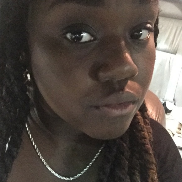 Profile Picture of Rachel Linen (@delukexz) on Poshmark