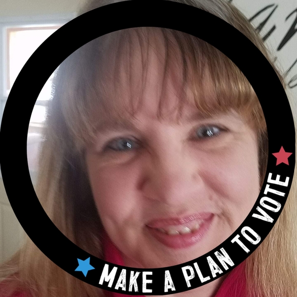 Profile Picture of Lori Schmidt (@lahst) on Poshmark