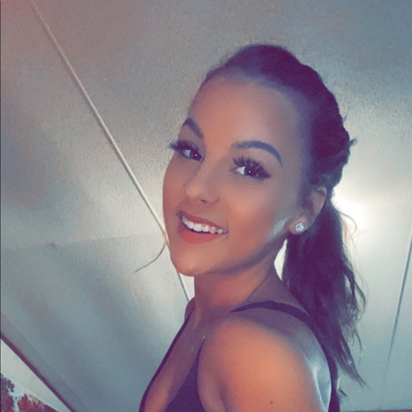 Profile Picture of Sierra Scarmack (@sierra_scarmack) on Poshmark