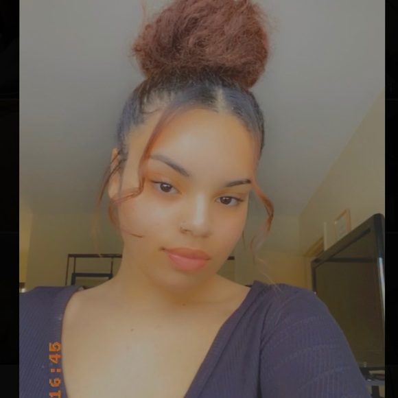 Profile Picture of Kiana Laboy (@kianaaax33) on Poshmark