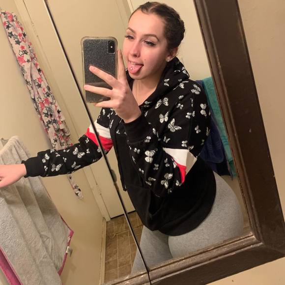 Profile Picture of Trinity Miller (@trundolphin) on Poshmark