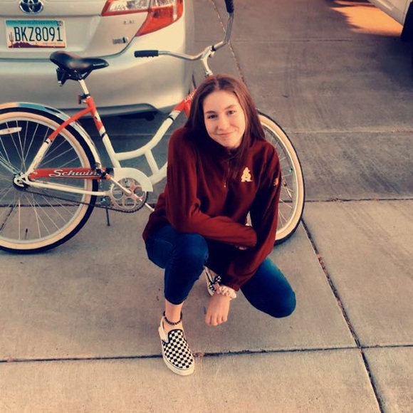 Profile Picture of Isabel Verdugo (@isav1818) on Poshmark