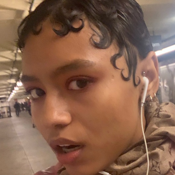 Profile Picture of Dominique Kaplowitz (@domkaeshopper) on Poshmark