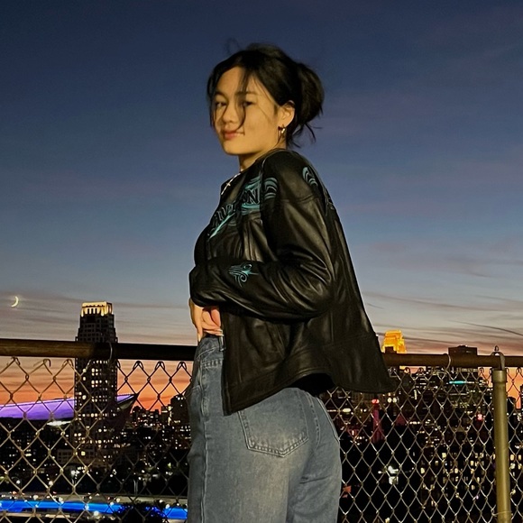 Profile Picture of Mia Karras (@mia_karras) on Poshmark