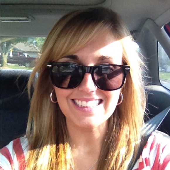 Profile Picture of Lindsey Newlon (@lknewlon) on Poshmark